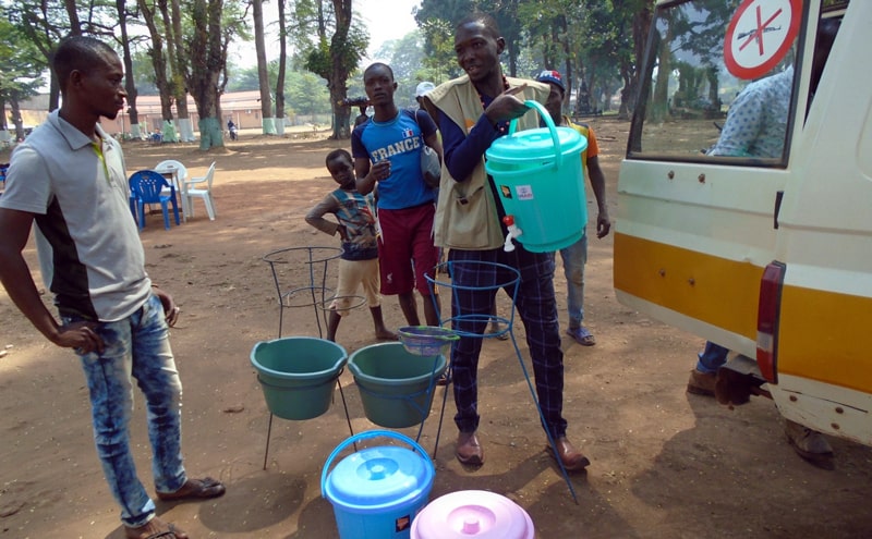 Distribution de kits de lavage des mains